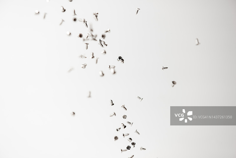 空中飞舞的螺丝图片素材