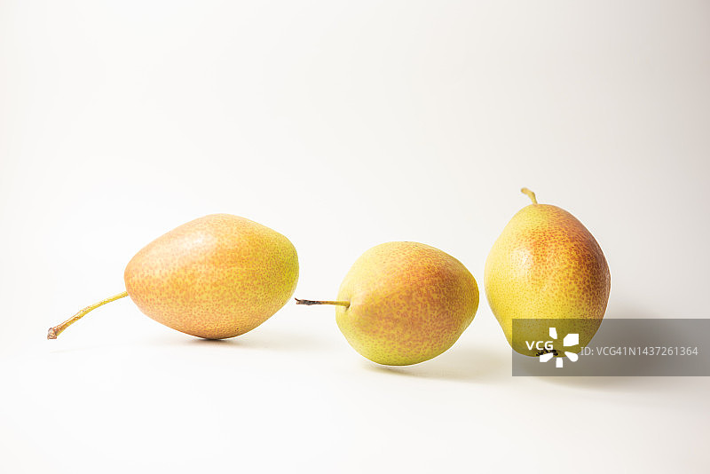 白色背景上的飞翔梨图片素材