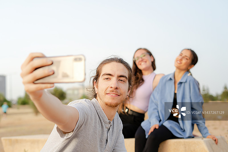 三个朋友拍照和自拍，享受生活图片素材