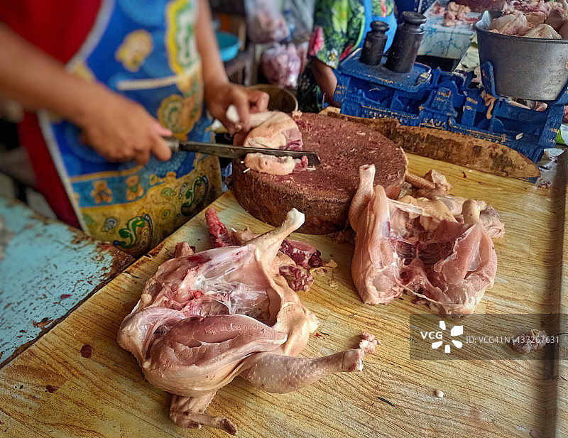 砧板上用大刀切鸡肉图片素材