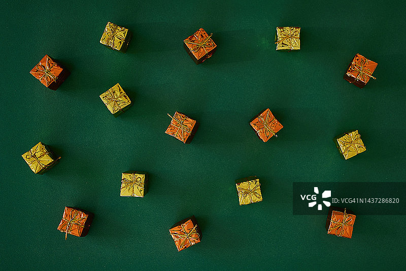 明亮的绿色圣诞背景与彩色礼品盒图片素材