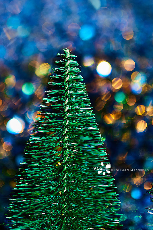 圣诞彩色散景背景与灯光和小圣诞树图片素材