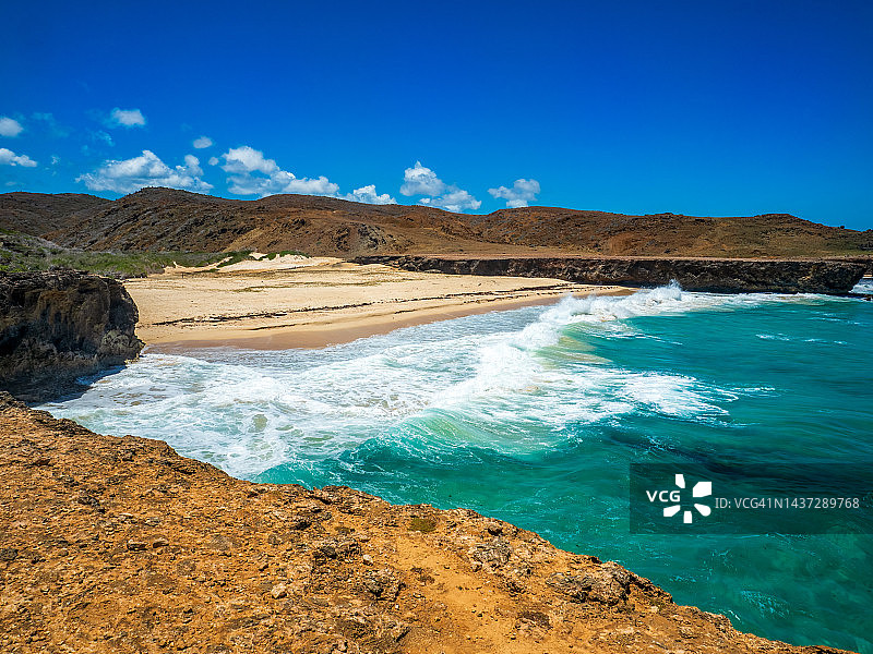 阿鲁巴岛多斯普拉亚海滩的惊涛拍岸图片素材