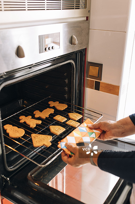 烤箱里新鲜出炉的姜饼饼干图片素材