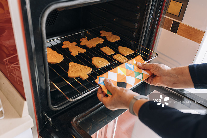 烤箱里新鲜出炉的姜饼饼干图片素材