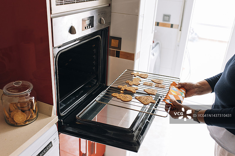 烤箱里新鲜出炉的姜饼饼干图片素材