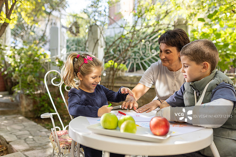 全家共享欢乐时光图片素材