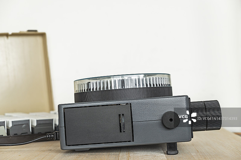 旧幻灯机和幻灯片盒侧视图图片素材