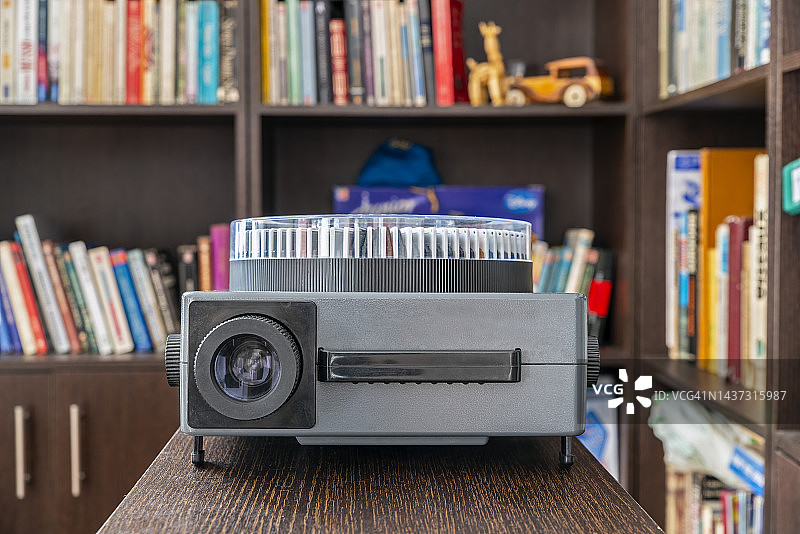 带有书柜背景的旧式旋转木马幻灯片投影仪正面图图片素材