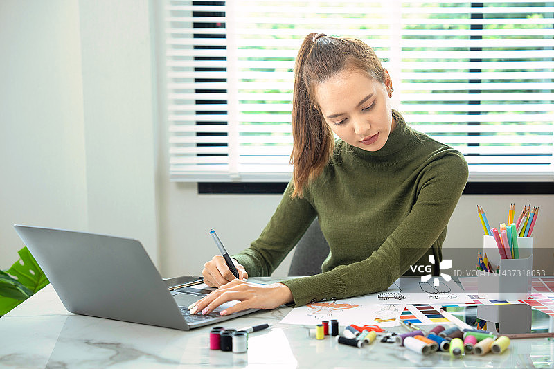 时装设计师工作室：专注设计的女性图片素材