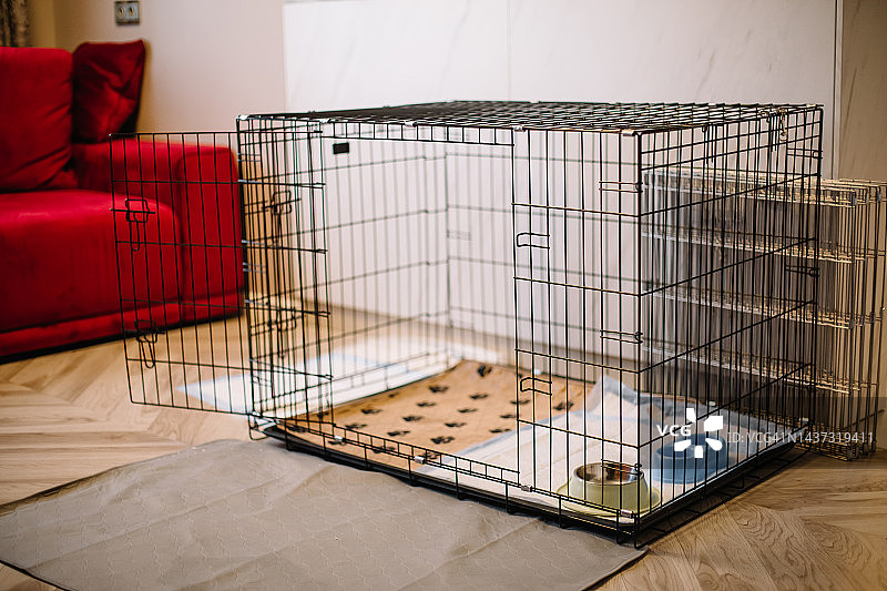 家用金属线宠物笼或动物笼图片素材