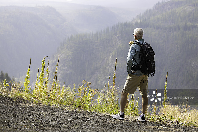 年长者在米拉峡谷步道远足（加拿大不列颠哥伦比亚省基洛纳）图片素材