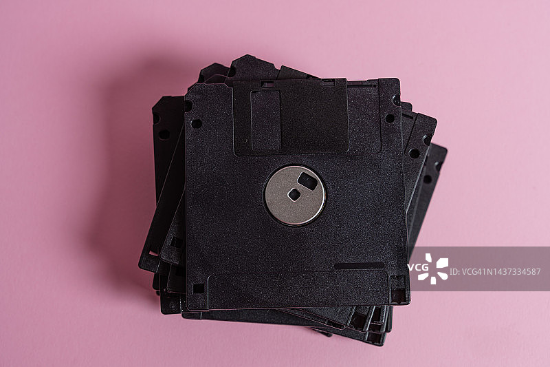 粉色背景上的软盘图片素材