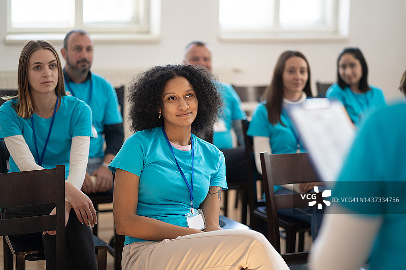 慈善工作者团队交流图片素材