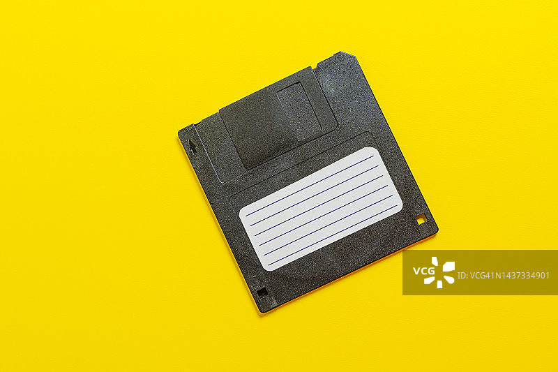 黄色背景上的软盘图片素材