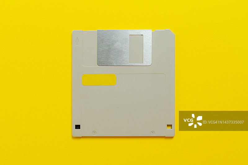 黄色背景上的软盘图片素材