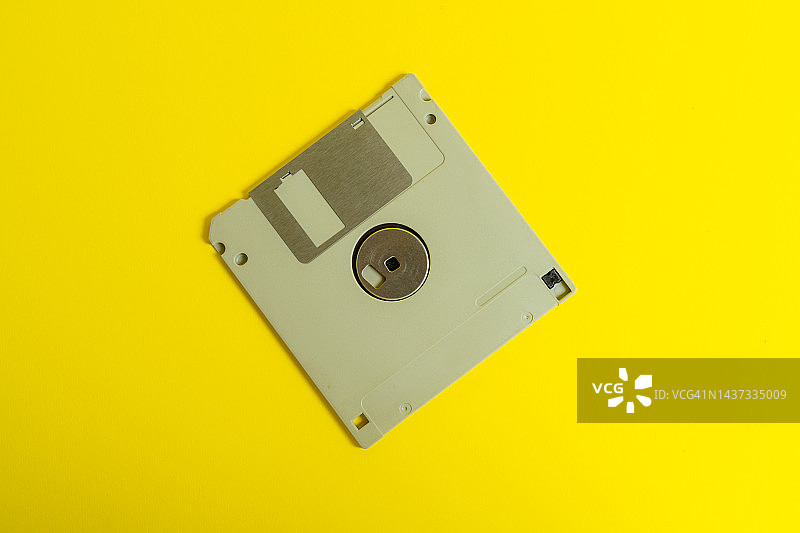 黄色背景上的软盘图片素材