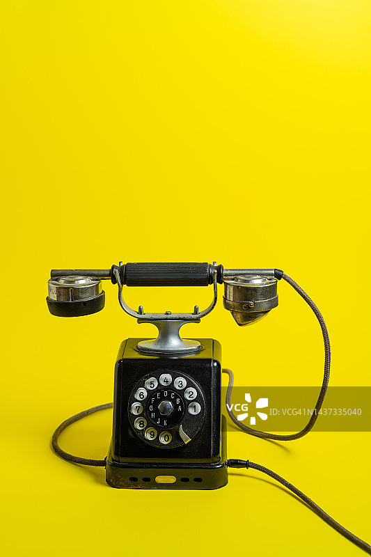 黄色背景上的复古电话图片素材