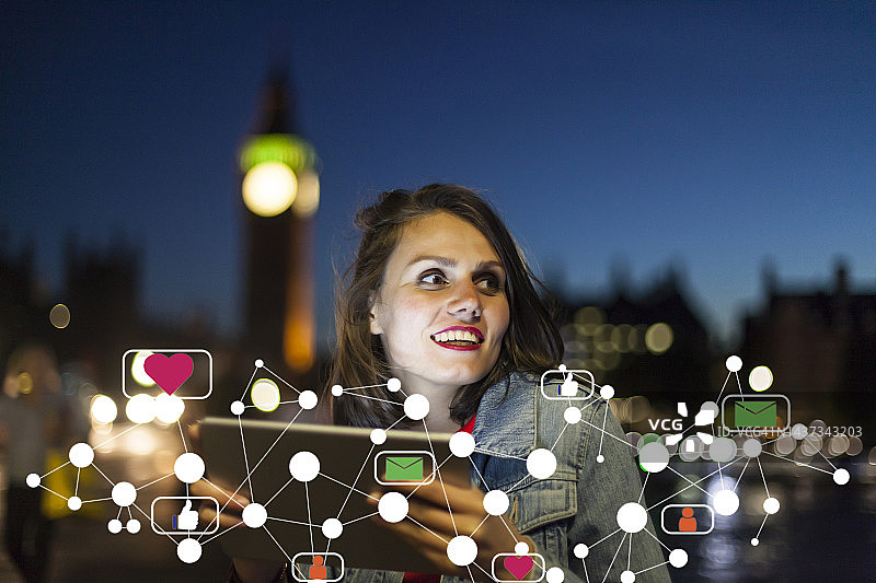 女人使用平板电脑查看社交媒体和营销图片素材