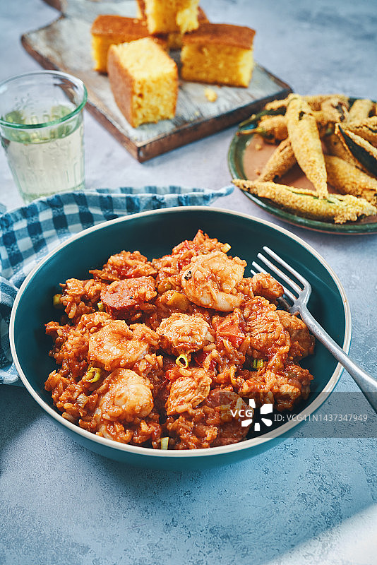 铸铁锅里的卡津风味鸡肉香肠什锦饭图片素材