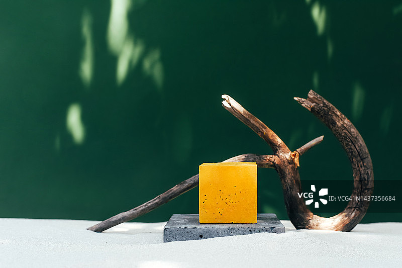 沙滩上的混凝土讲台：通用背景，概念生态背景，模型背景图片素材