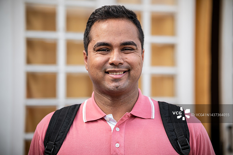 快乐的拉丁裔学生肖像图片素材