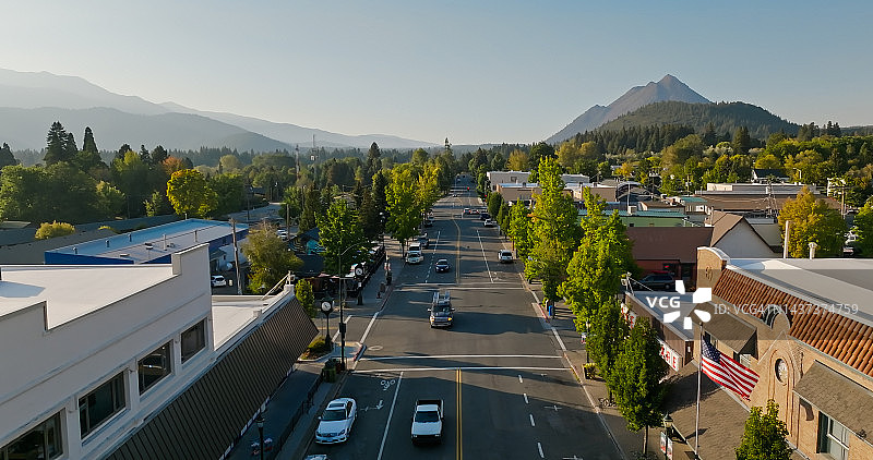 加利福尼亚州沙斯塔山商业区街景鸟瞰图图片素材