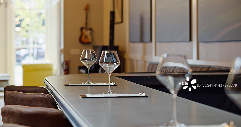 品酒室吧台上排列的酒杯图片素材