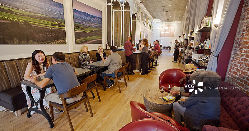 繁忙的葡萄酒品尝室图片素材