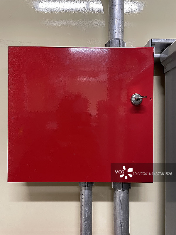 火灾报警控制器：用于烟雾探测和报警的红色墙装盒图片素材