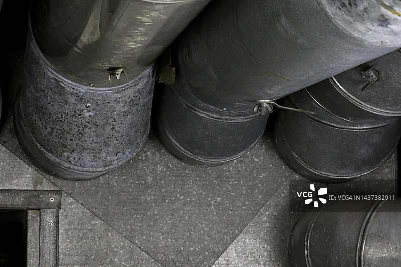 连接到暖通空调设备的供暖和制冷分配管道图片素材