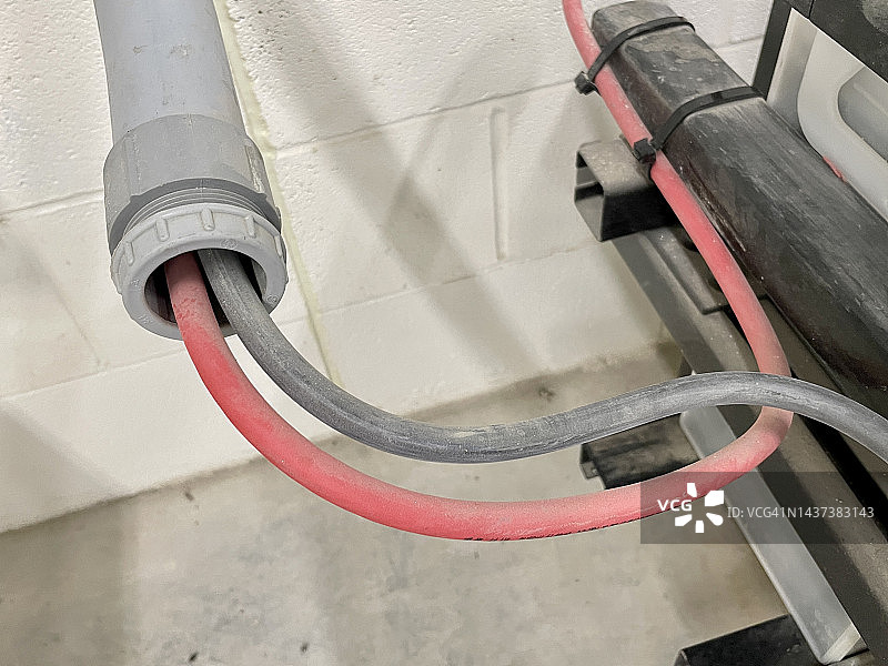 连接到设备的带正负极导线的导管图片素材