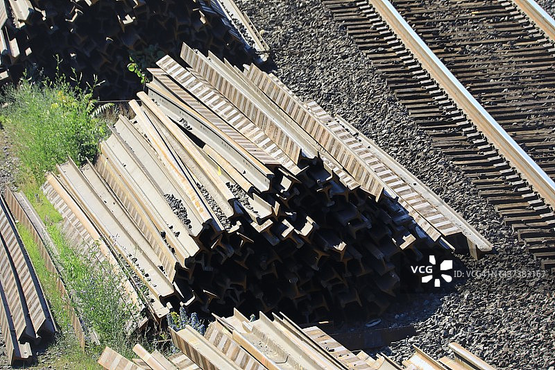 铁路轨道旁的废弃铁轨图片素材