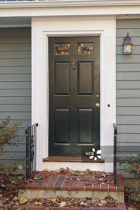 东海岸海角风格房屋的古老前门和砖砌走道图片素材