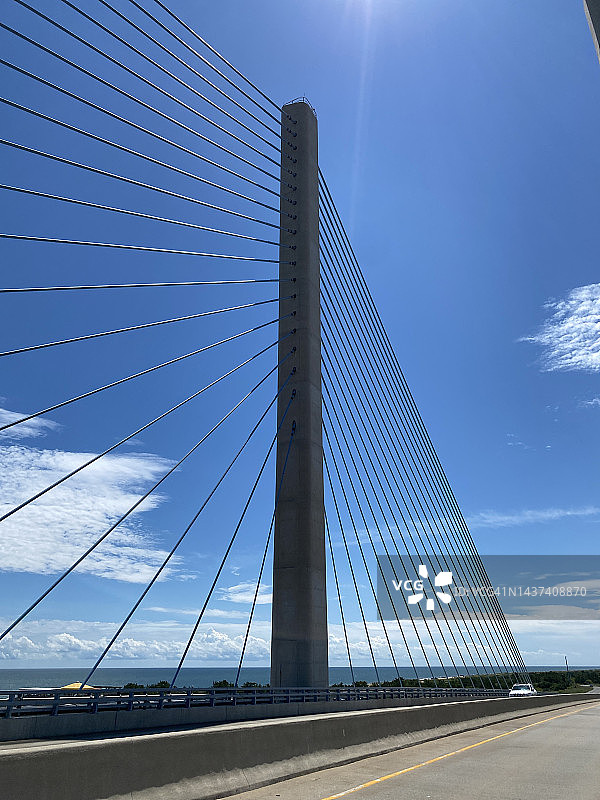 抽象现代金属桥梁图片素材