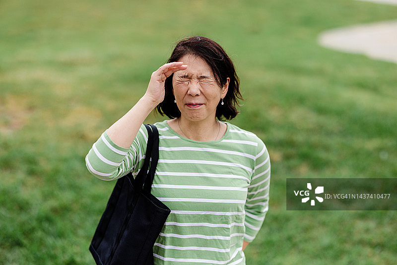 户外头痛的女人图片素材