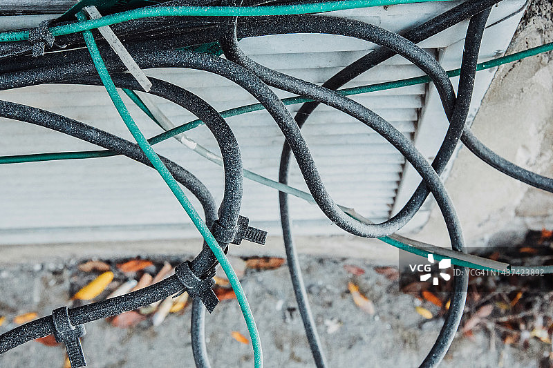 互联网和有线电视网络的凌乱电线和电源线图片素材