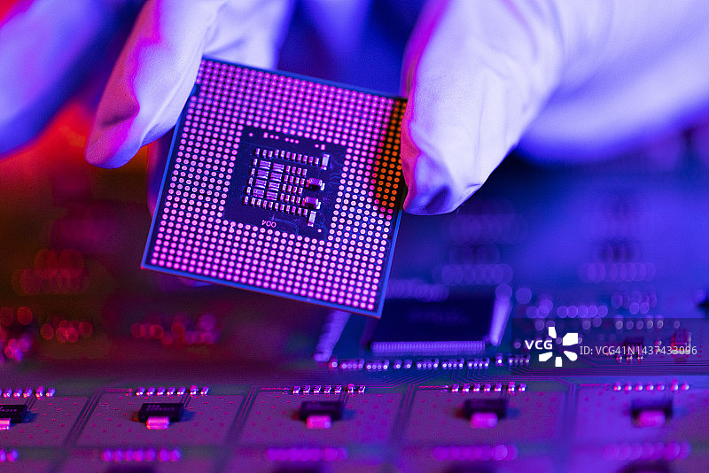 实验技术员手持高性能处理器图片素材
