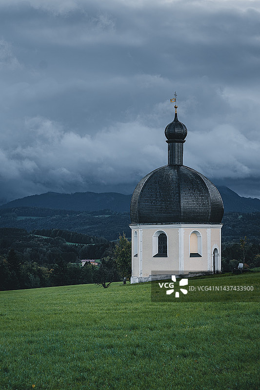 雨天里的圣马里努斯和阿尼阿努斯朝圣教堂图片素材