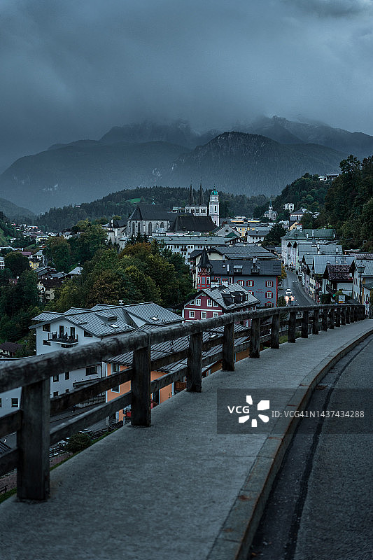 通往贝希特斯加登老城的蜿蜒道路图片素材