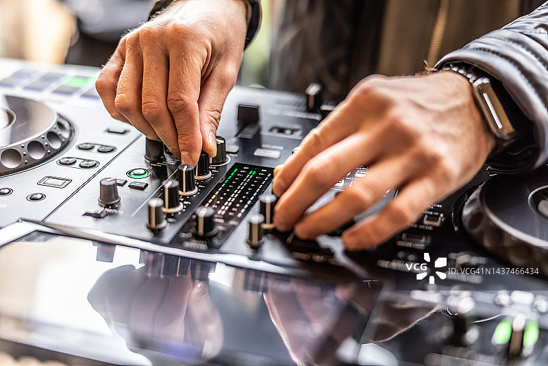 DJ在为夜总会派对或婚礼混音图片素材