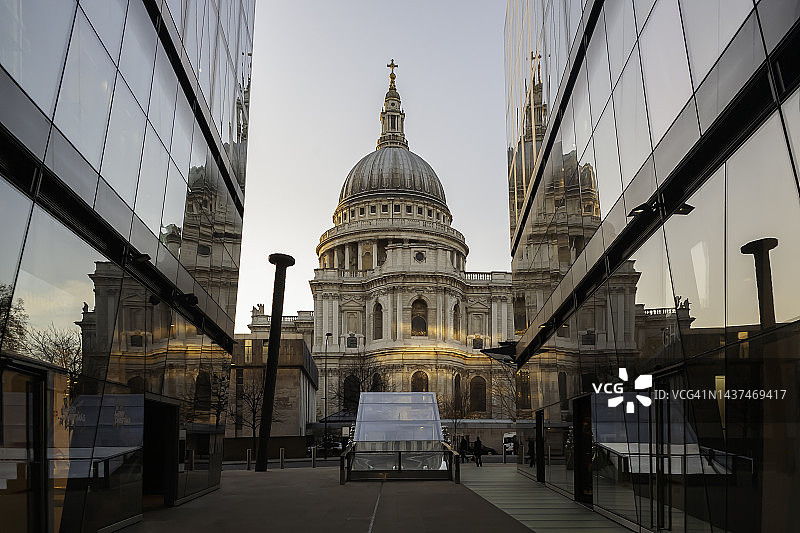 反思过去，现代建筑与圣保罗大教堂形成鲜明对比图片素材