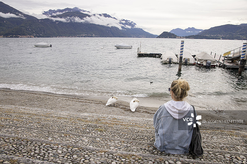 眺望湖泊和码头的年轻女子图片素材