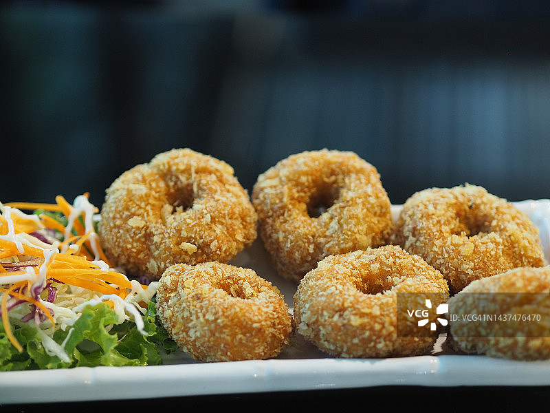 虾饼，油炸虾酱球，配辣椒酱图片素材