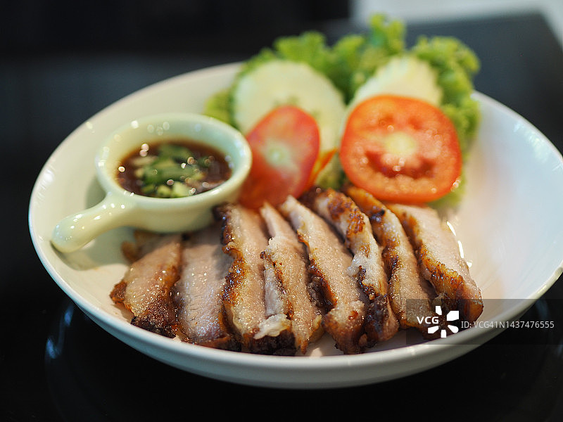 甜辣酱炭烤猪颈肉配卷心菜，泰式美味图片素材