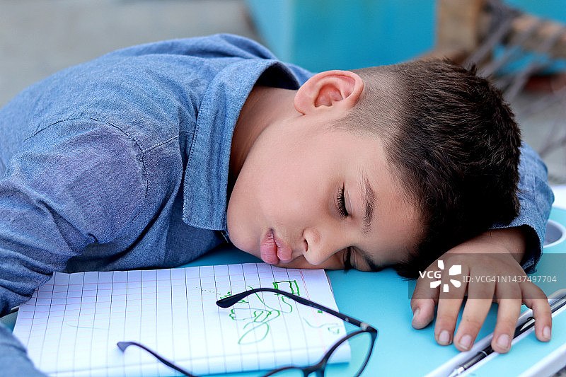 疲惫的学生在家学习后睡着了图片素材