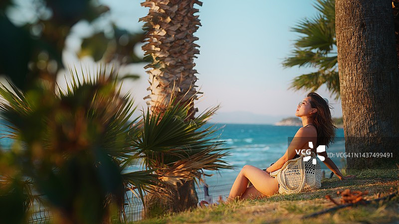 沿海地区海边的年轻漂亮女子肖像图片素材
