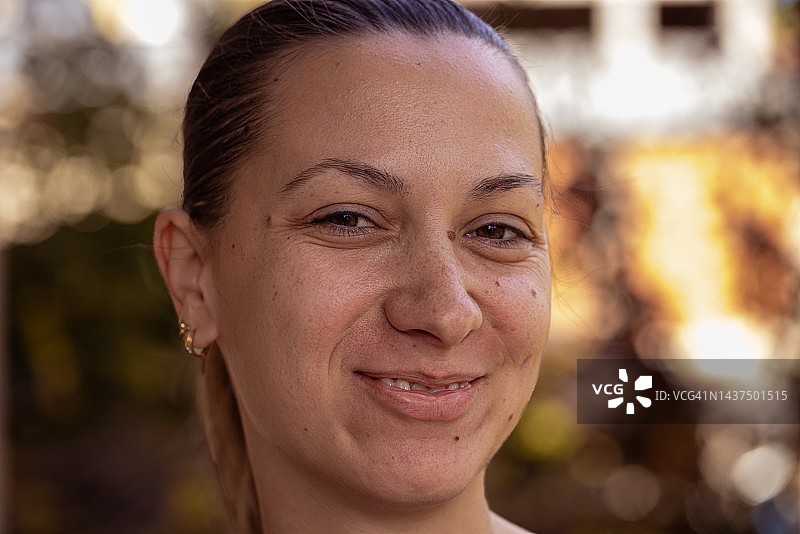 一个年轻女子的肖像图片素材