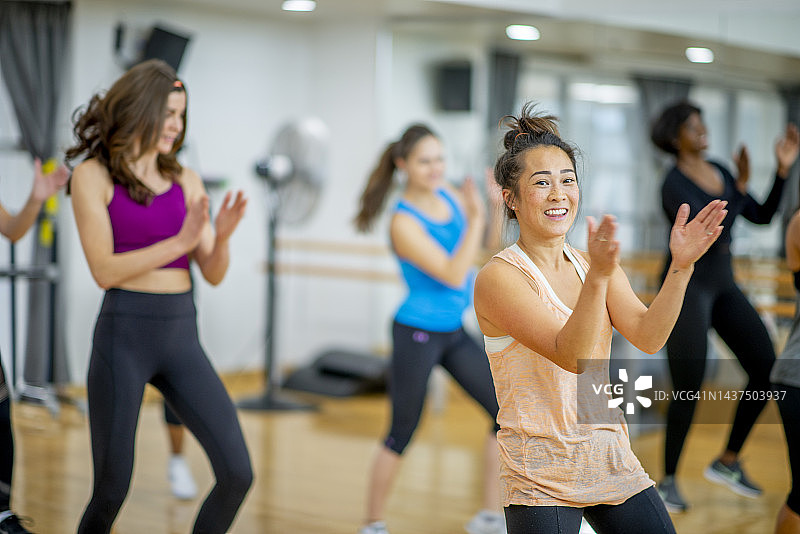 女子健美操课图片素材