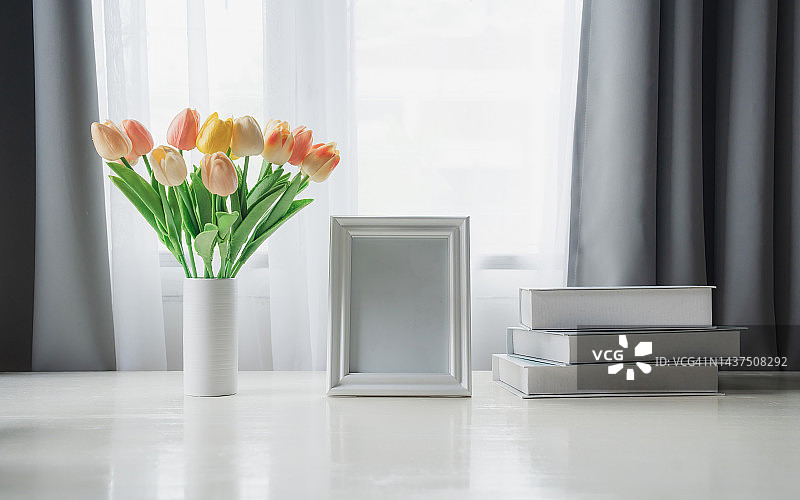 室内海报垂直框架样机与郁金香在白色墙壁背景的花瓶里图片素材